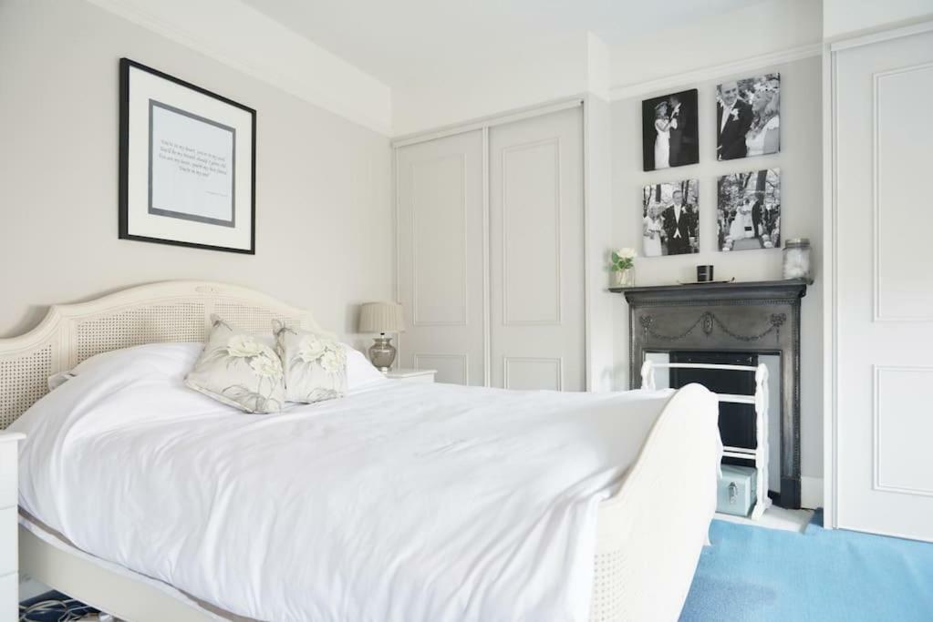Summer House Hotel Thames Ditton Exterior photo